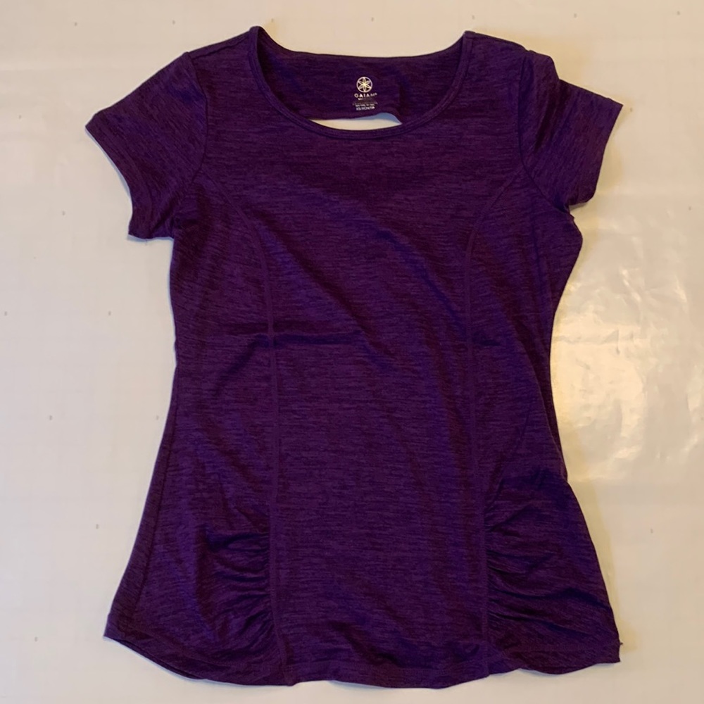 Excellent condition: Gaiam keyhole back top with ruched front
